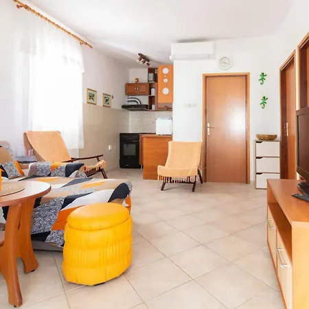 Mara Near The - Ta Leut Agency * Privlaka (Zadar)