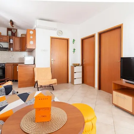 Mara Near The - Ta Leut Agency * Privlaka (Zadar)