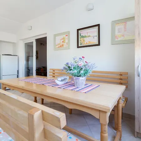 Mara Near The - Ta Leut Agency * Privlaka (Zadar)