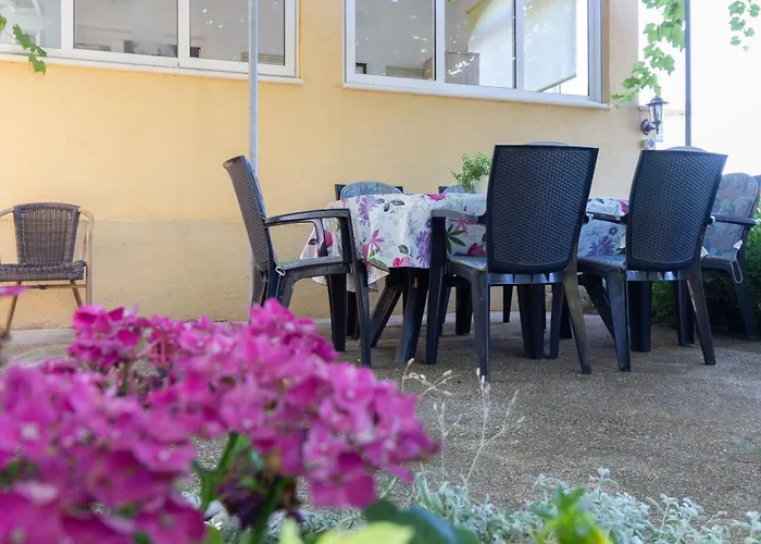 Mara Near The - Ta Leut Agency * Privlaka (Zadar)