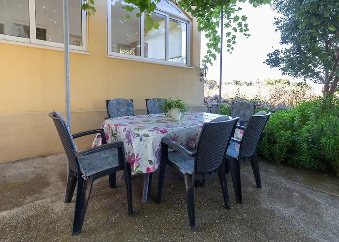 Mara Near The - Ta Leut Agency * Privlaka (Zadar)